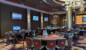 Dealer profesional sip69 Live Casino memandu permainan baccarat di meja siaran langsung